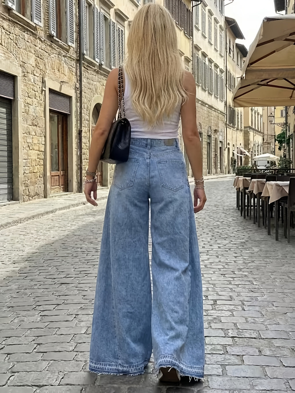 Ausgestellte High-Waist Jeans mit weitem Bein und Fransensaum