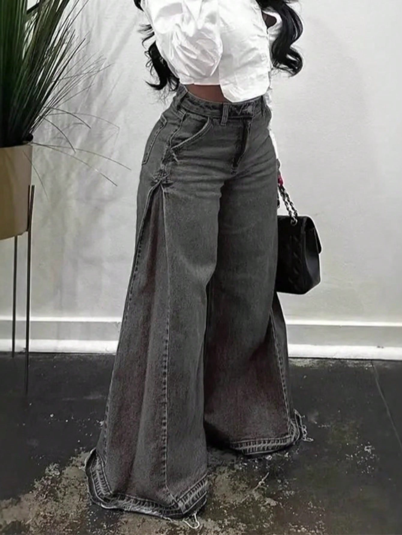 Ausgestellte High-Waist Jeans mit weitem Bein und Fransensaum