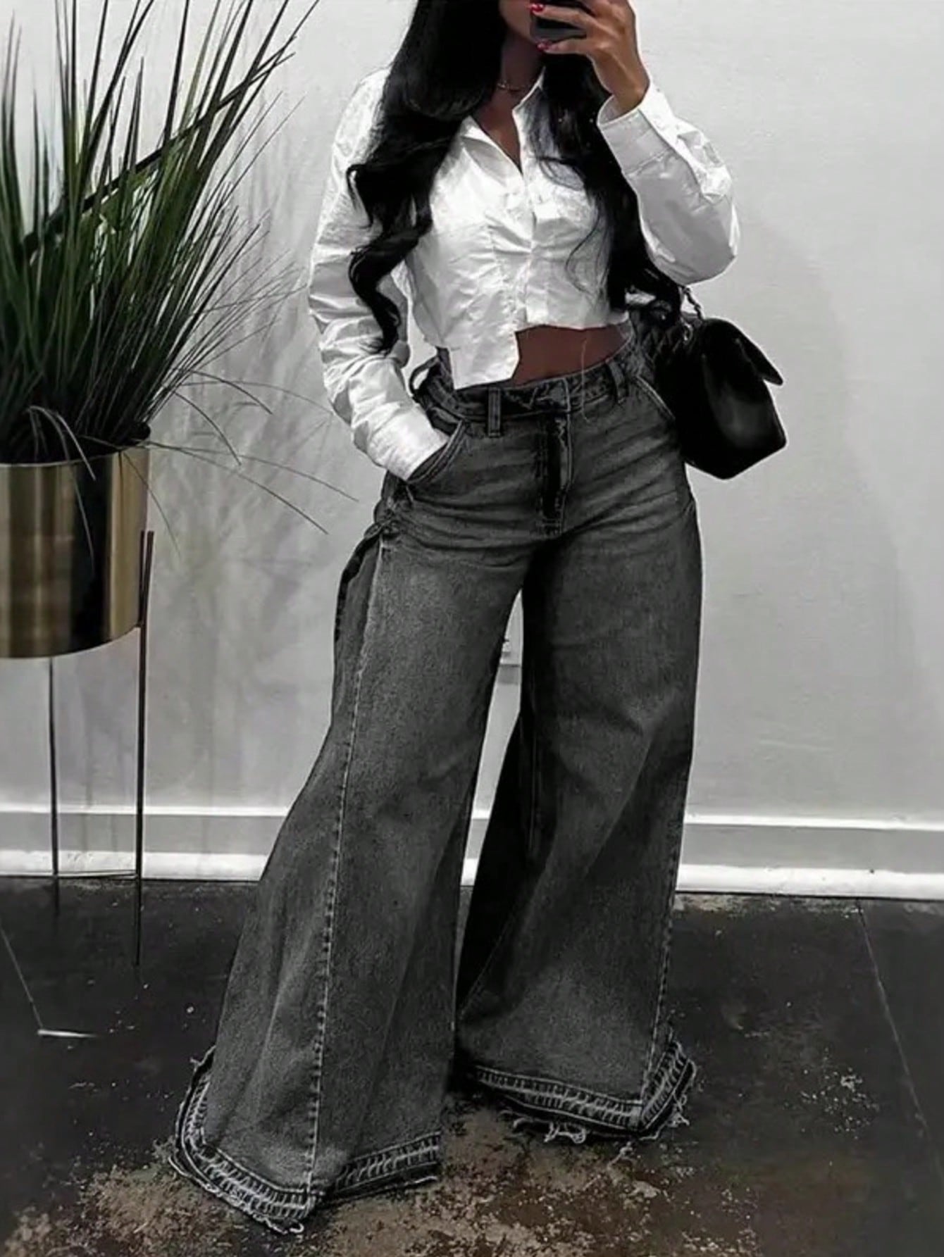 Ausgestellte High-Waist Jeans mit weitem Bein und Fransensaum
