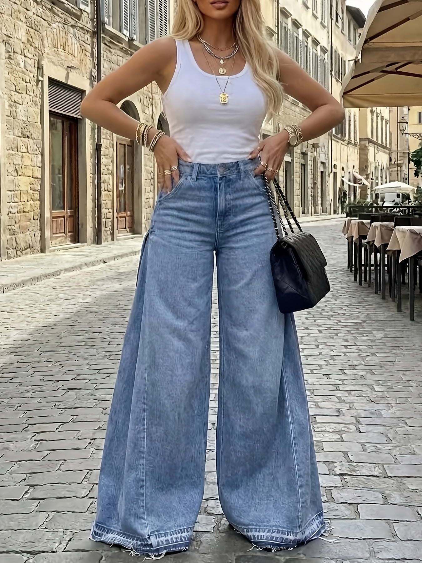 Ausgestellte High-Waist Jeans mit weitem Bein und Fransensaum