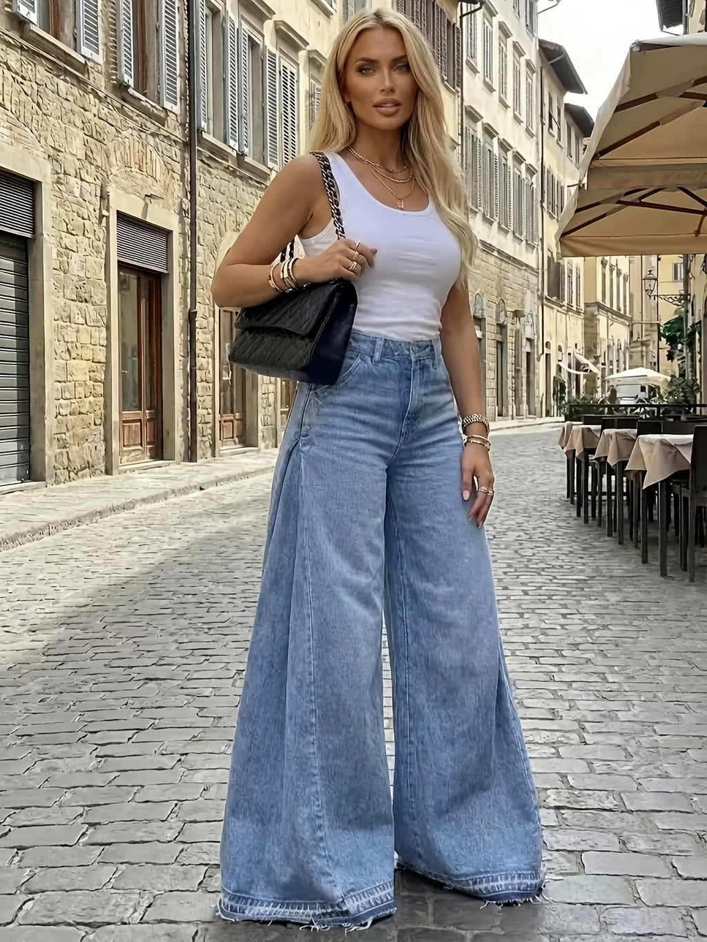 Ausgestellte High-Waist Jeans mit weitem Bein und Fransensaum