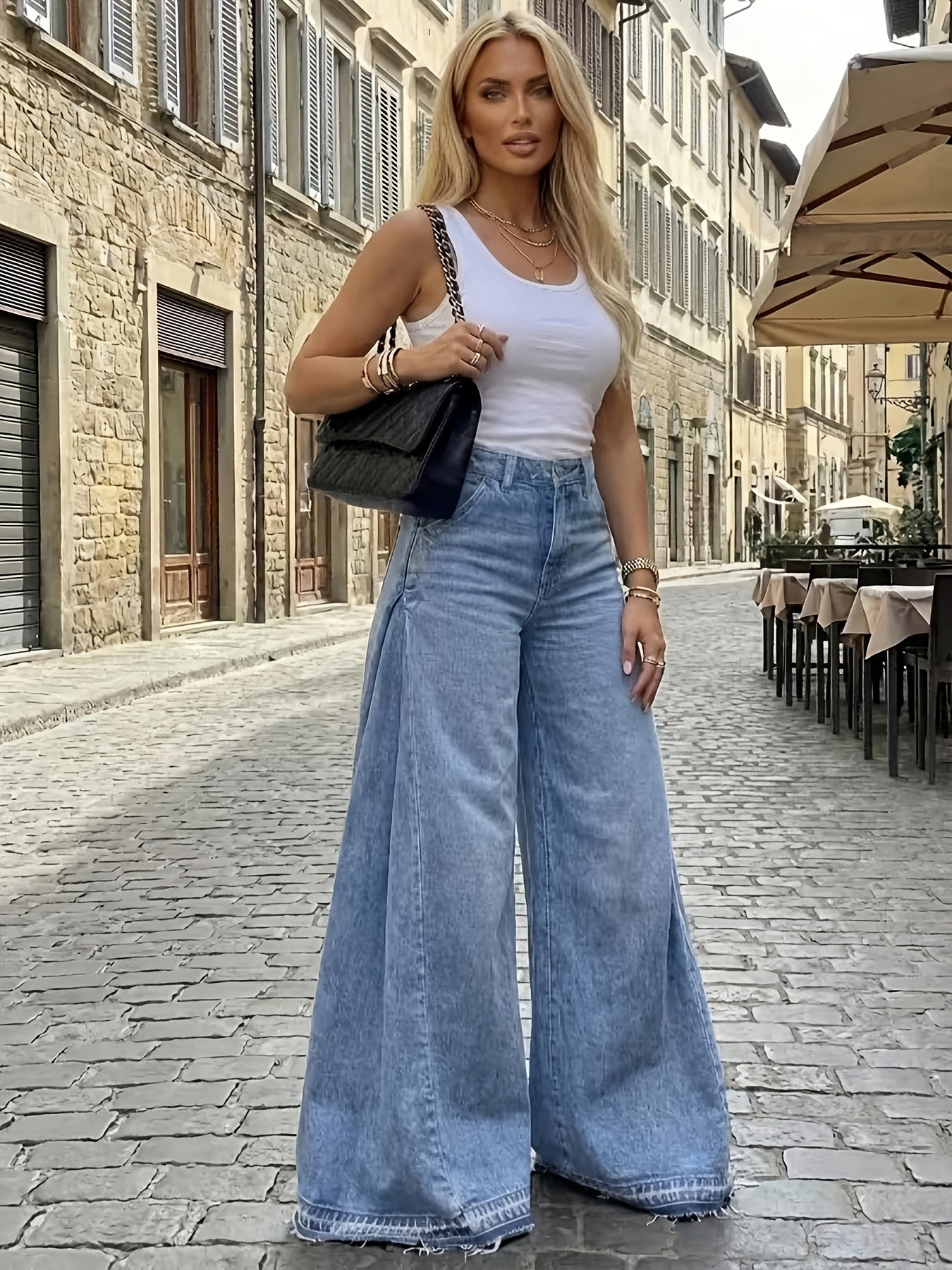 Ausgestellte High-Waist Jeans mit weitem Bein und Fransensaum