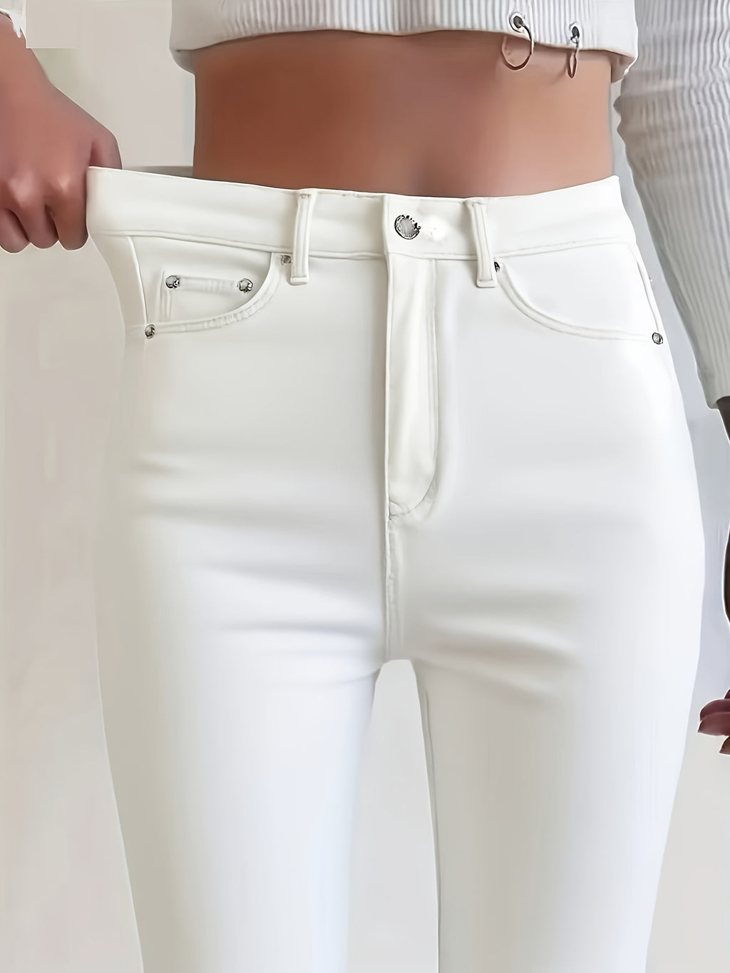 Weiße Slim-Fit Jeans in Elfenbeinweiß mit Nieten