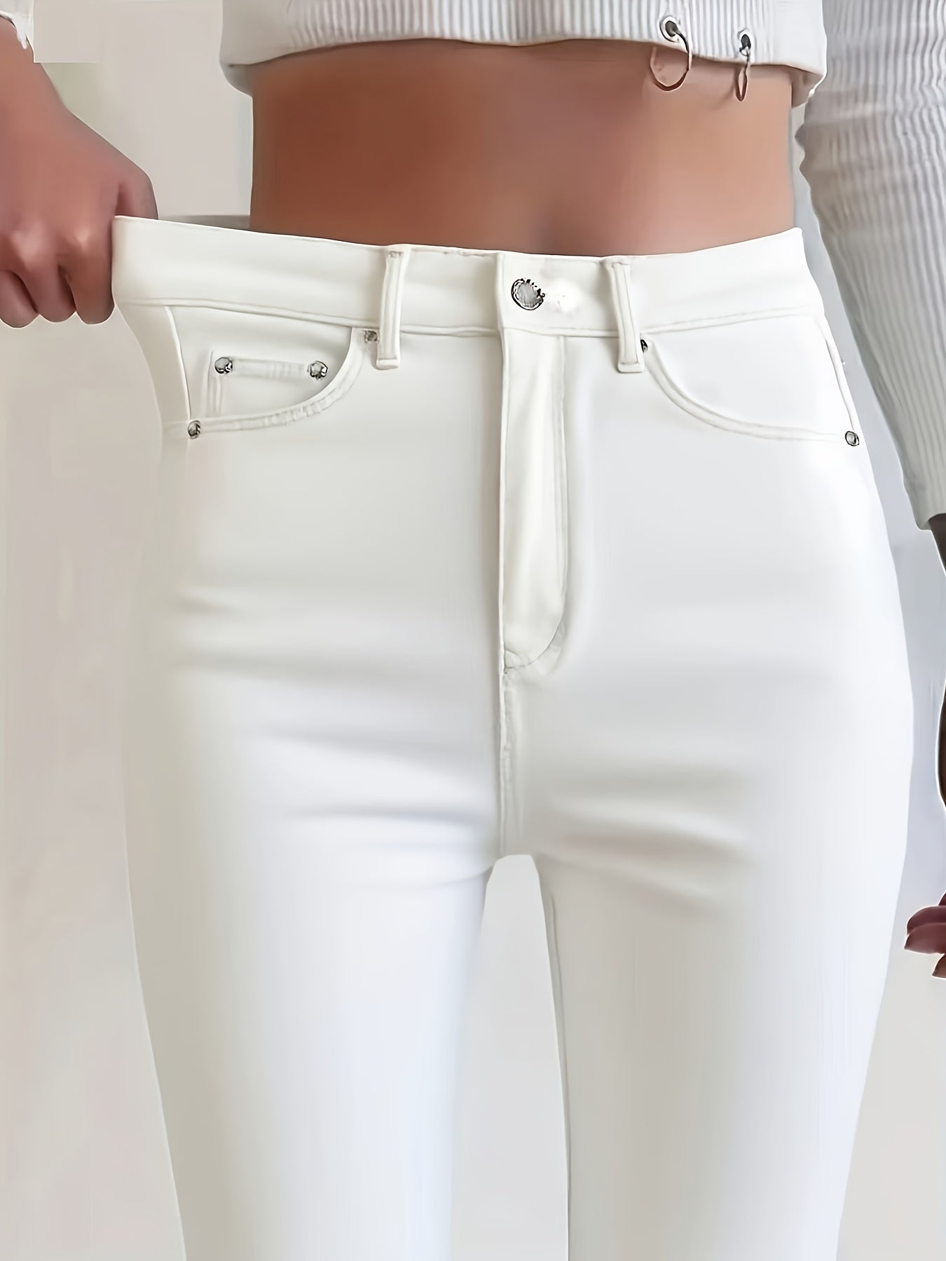 Weiße Slim-Fit Jeans in Elfenbeinweiß mit Nieten