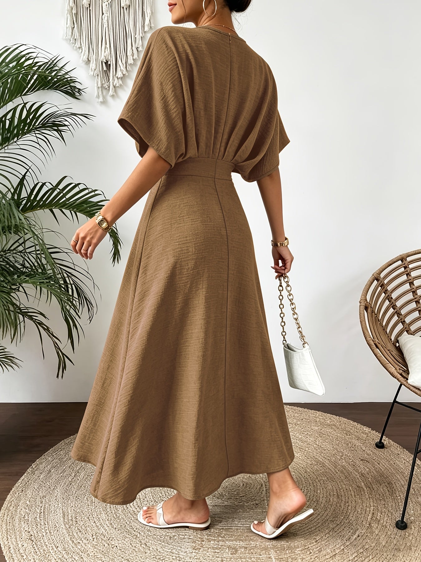 Elegantes Sommerkleid mit V-Ausschnitt und Fledermausärmeln