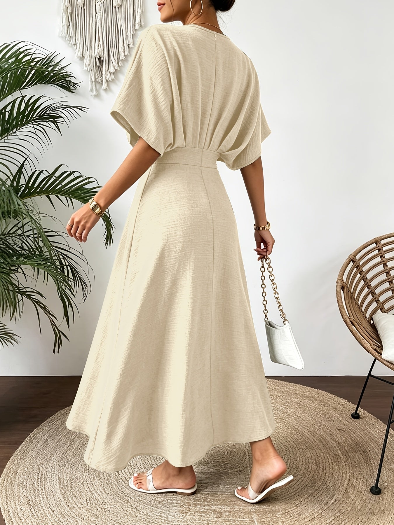 Elegantes Sommerkleid mit V-Ausschnitt und Fledermausärmeln