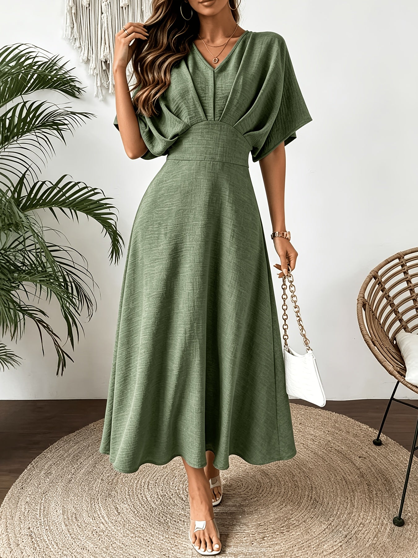 Elegantes Sommerkleid in Grün mit V-Ausschnitt und Fledermausärmeln