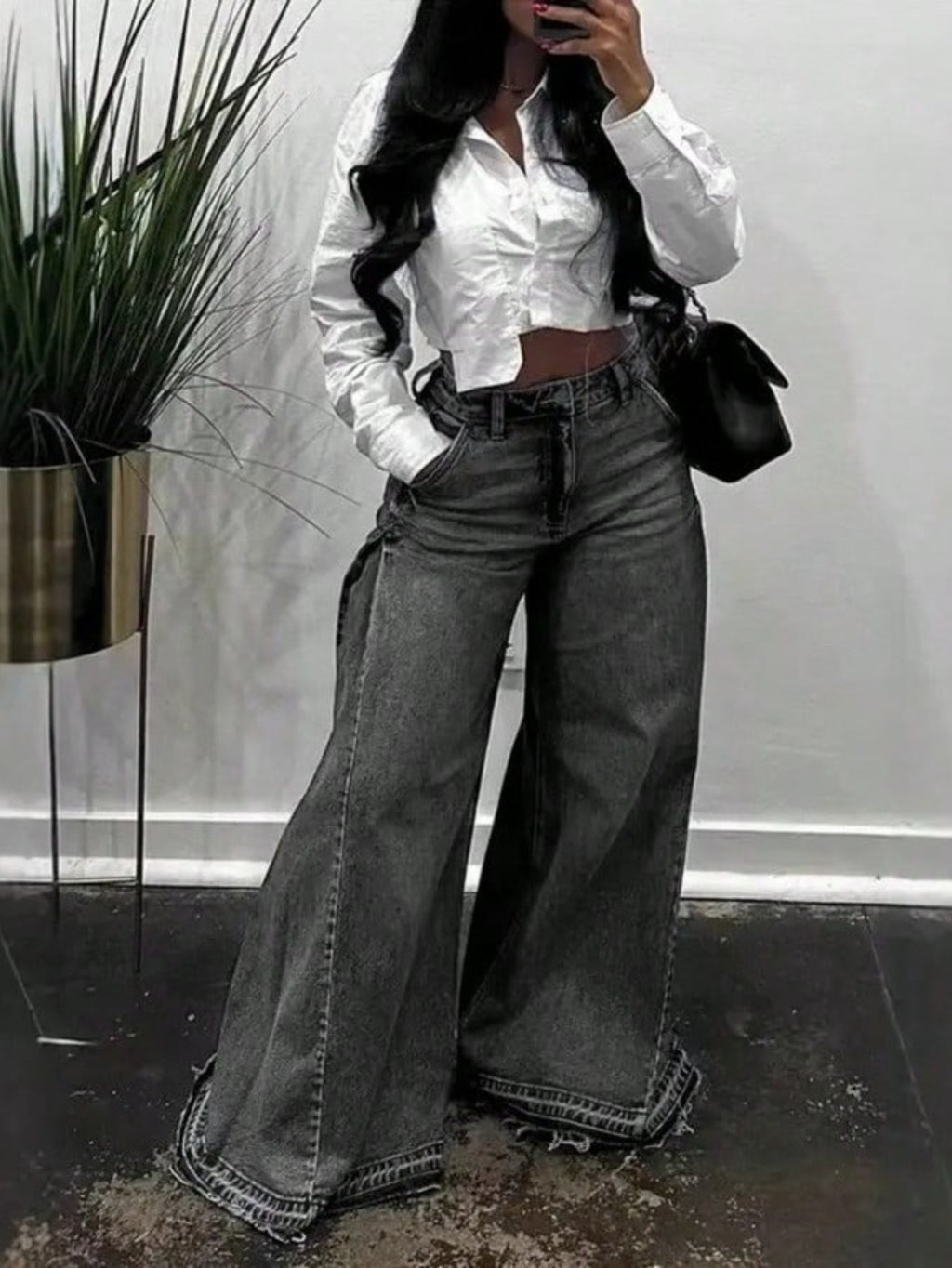 Ausgestellte High-Waist Jeans mit weitem Bein und Fransensaum