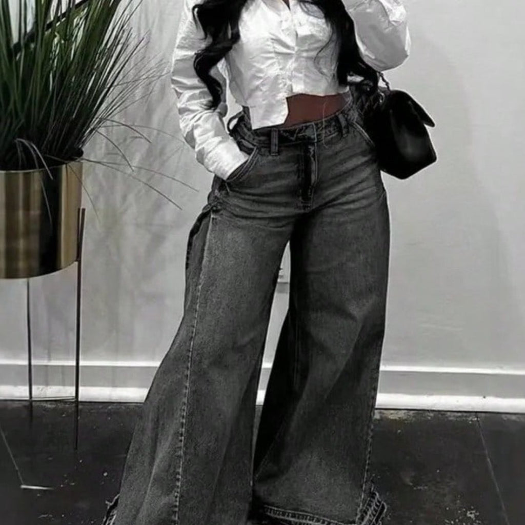 Ausgestellte High-Waist Jeans mit weitem Bein und Fransensaum