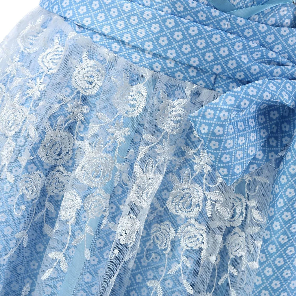 Traditionelles Dirndl Trachtenkleid mit Schnürmieder und Schürze
