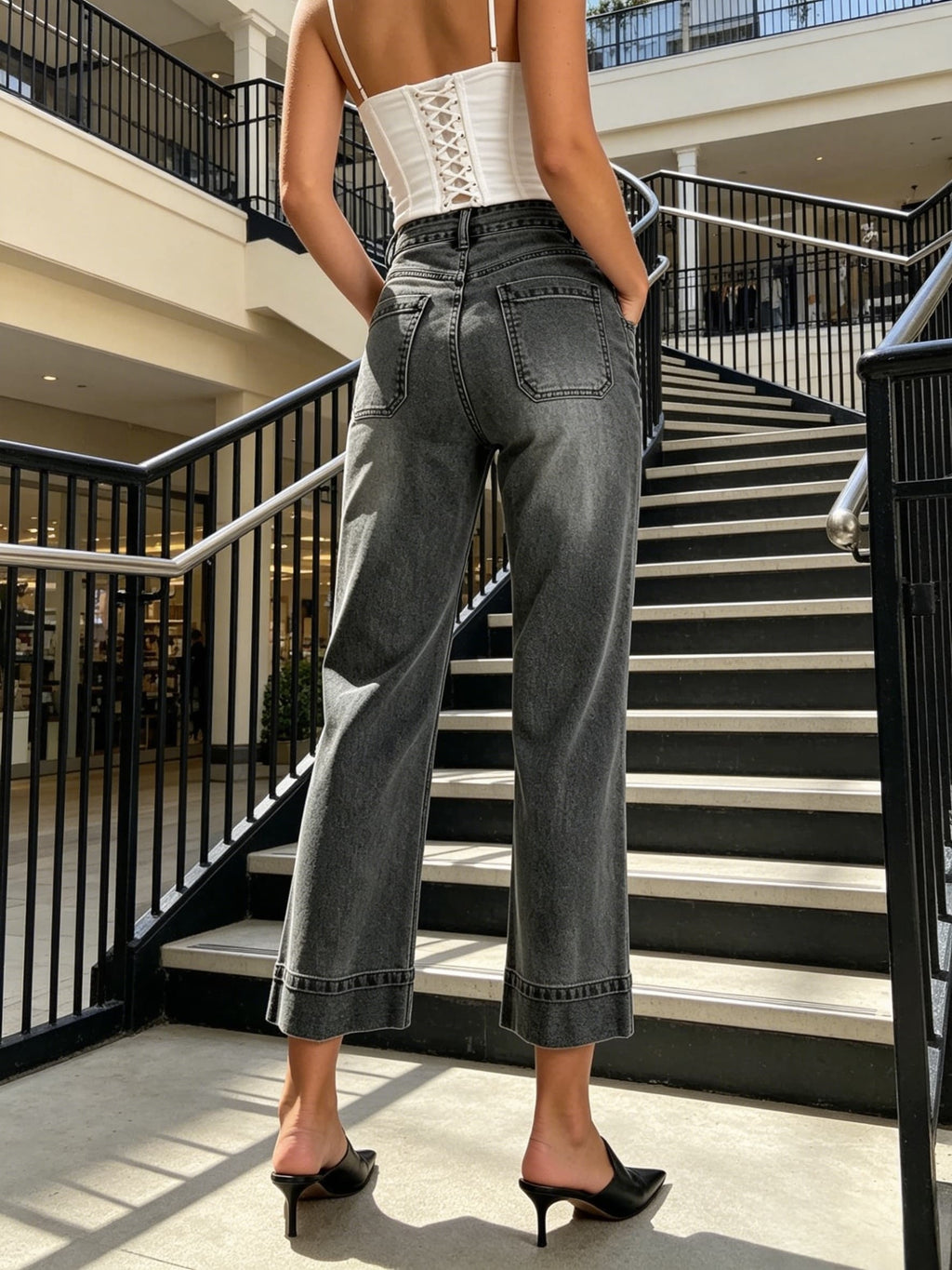 Cropped Wide-Leg Jeans mit hoher Taille und aufgesetzten Taschen