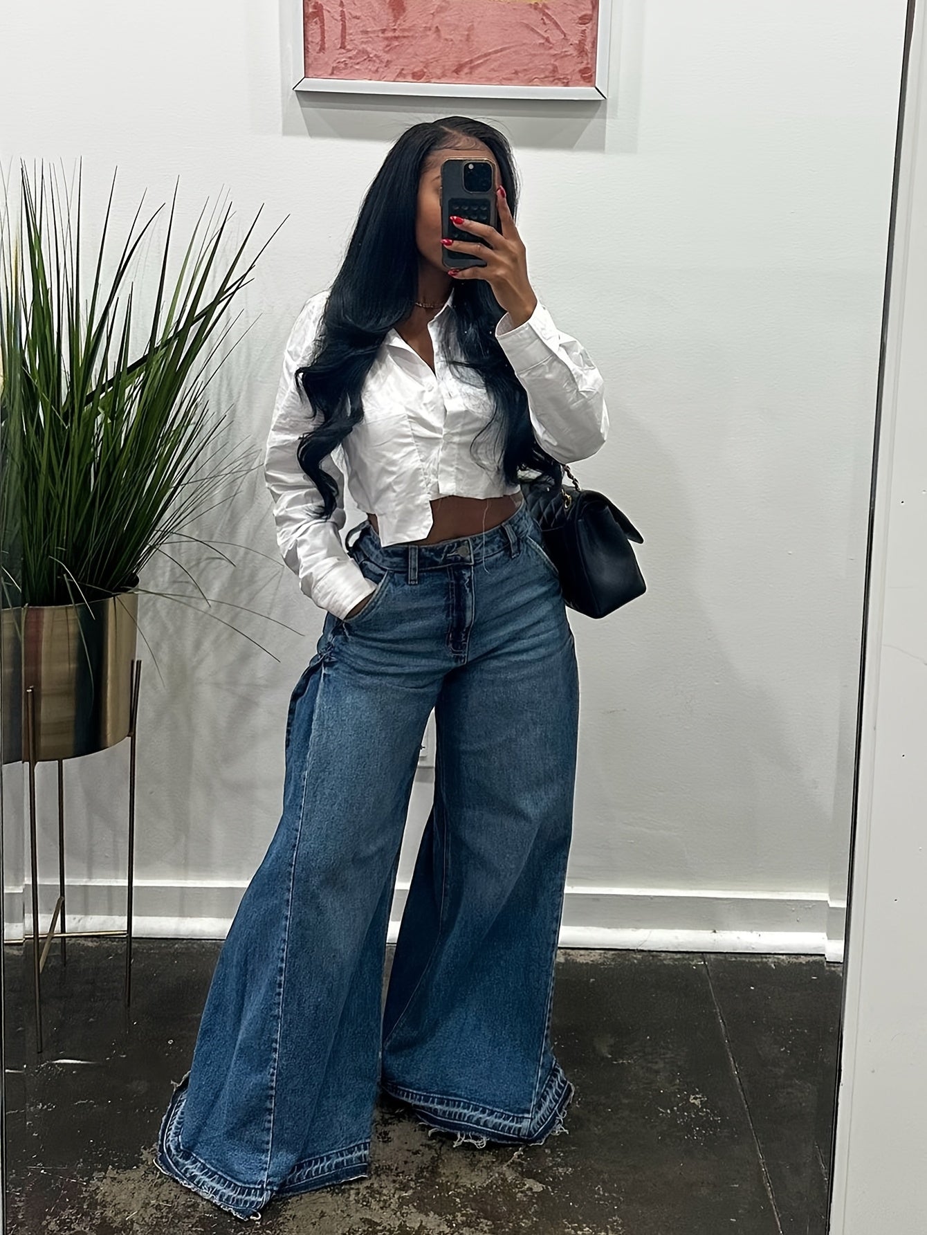 Ausgestellte High-Waist Jeans mit weitem Bein und Fransensaum