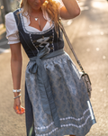 Traditionelles Dirndl-Set als Trachtenkostüm mit Bluse und Schürze