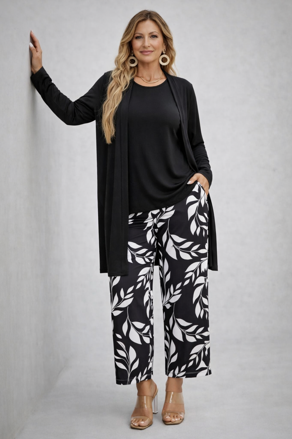 Dreiteiler Set Cardigan Oberteil und weite Hose natürliche Töne