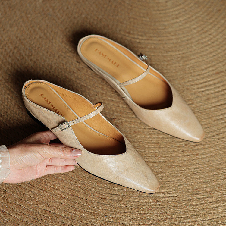 Slip-on-Mules aus Leder getragen