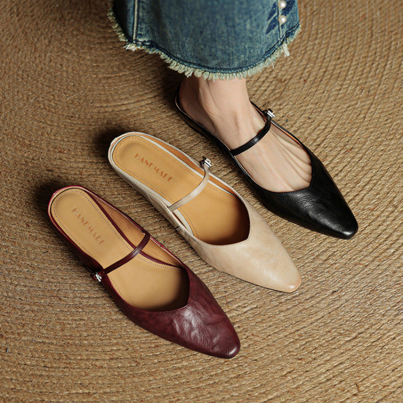 Slip-on-Mules aus Leder Studioaufnahme