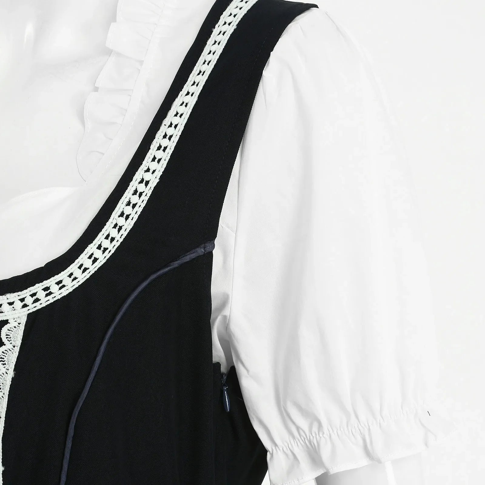 Bayerisches Dirndl Kleid als traditionelles Trachtenkleid mit Schürze