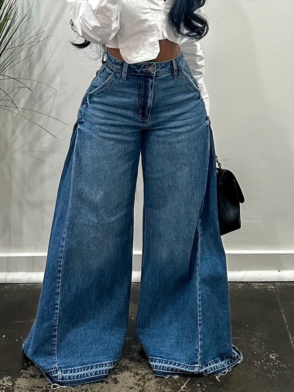 Ausgestellte High-Waist Jeans mit weitem Bein und Fransensaum