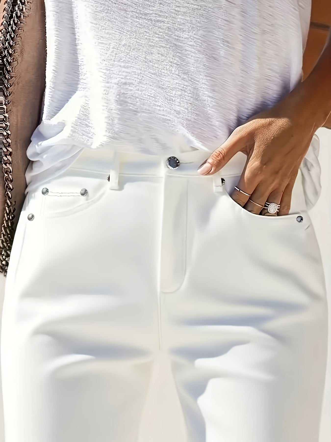 Weiße Slim-Fit Jeans mit Nieten und mittlerer Bundhöhe