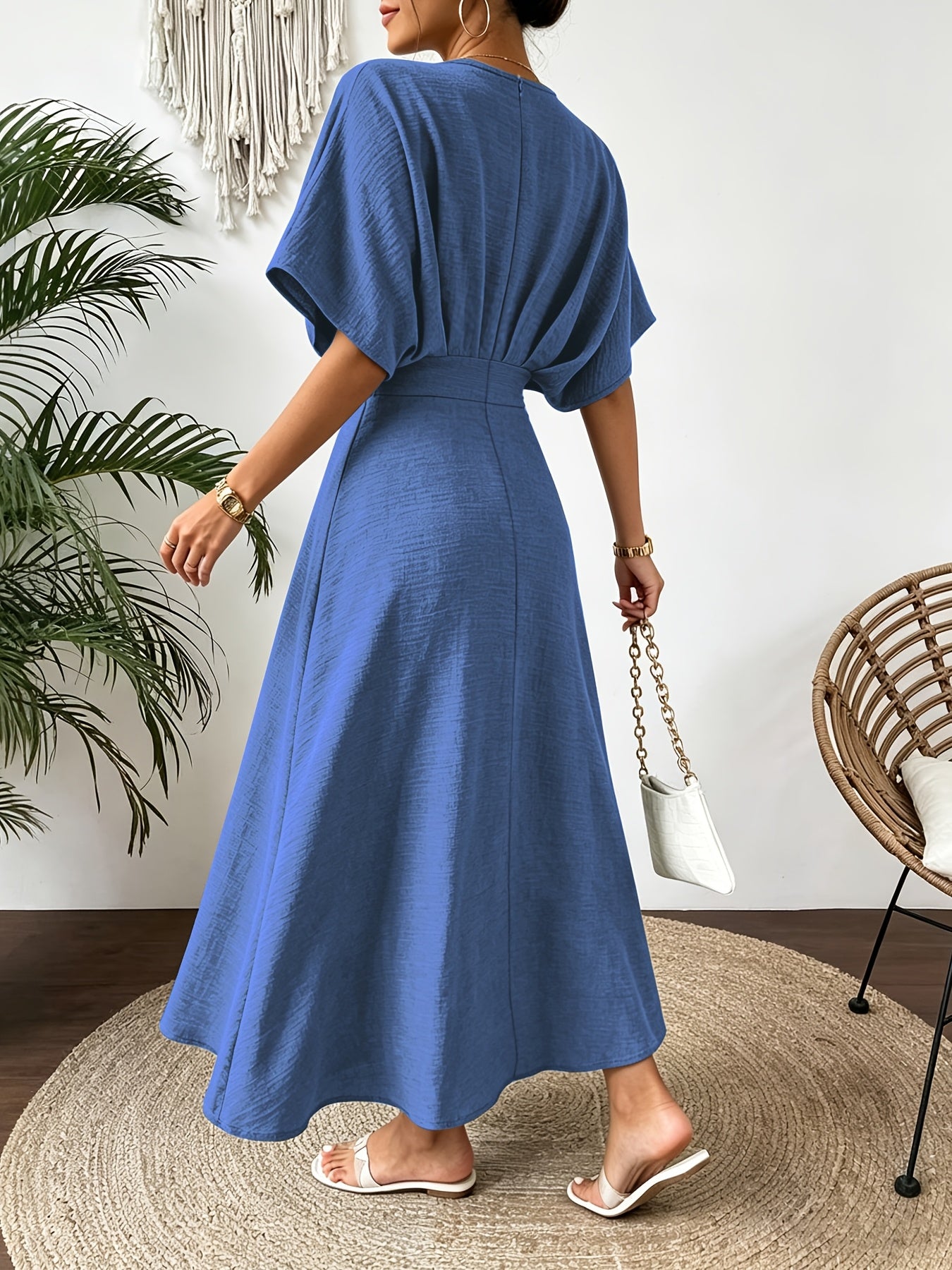 Elegantes Sommerkleid mit V-Ausschnitt und Fledermausärmeln