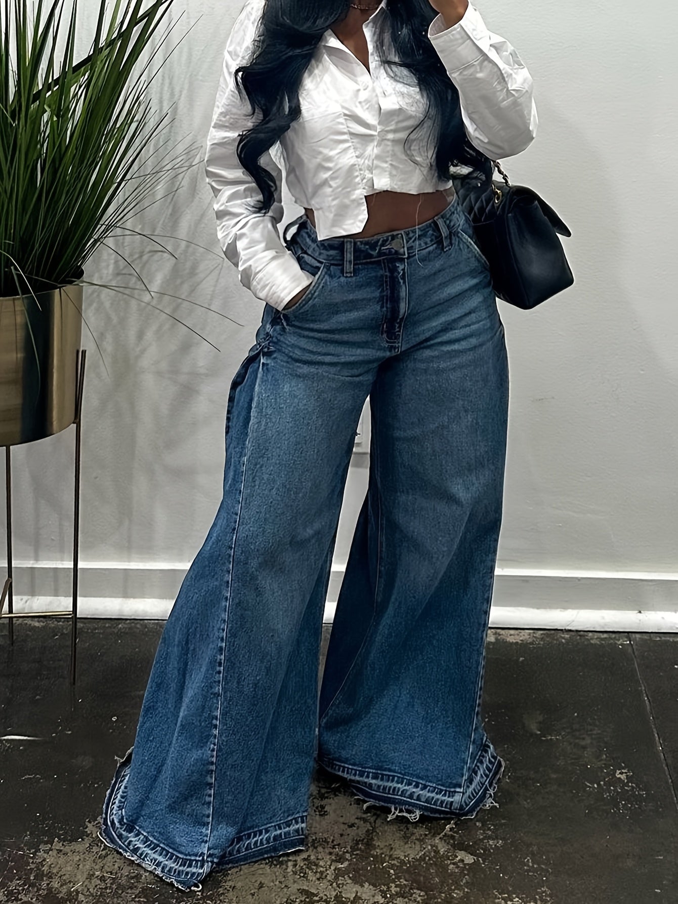 Ausgestellte High-Waist Jeans mit weitem Bein und Fransensaum
