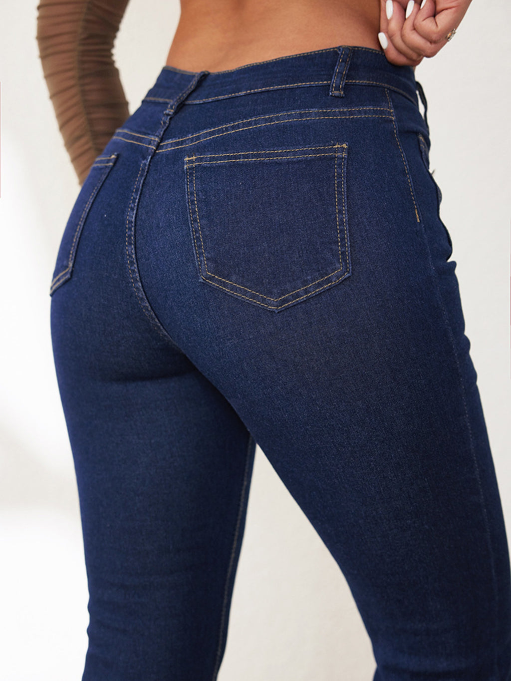 Ausgestellte High-Waist Jeans im schlanken Schlaghosen-Schnitt
