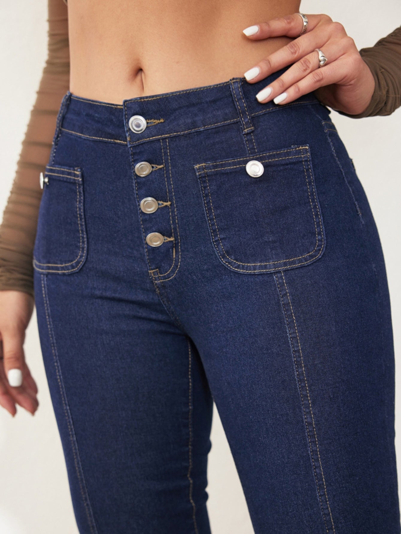 Ausgestellte High-Waist Jeans im schlanken Schlaghosen-Schnitt